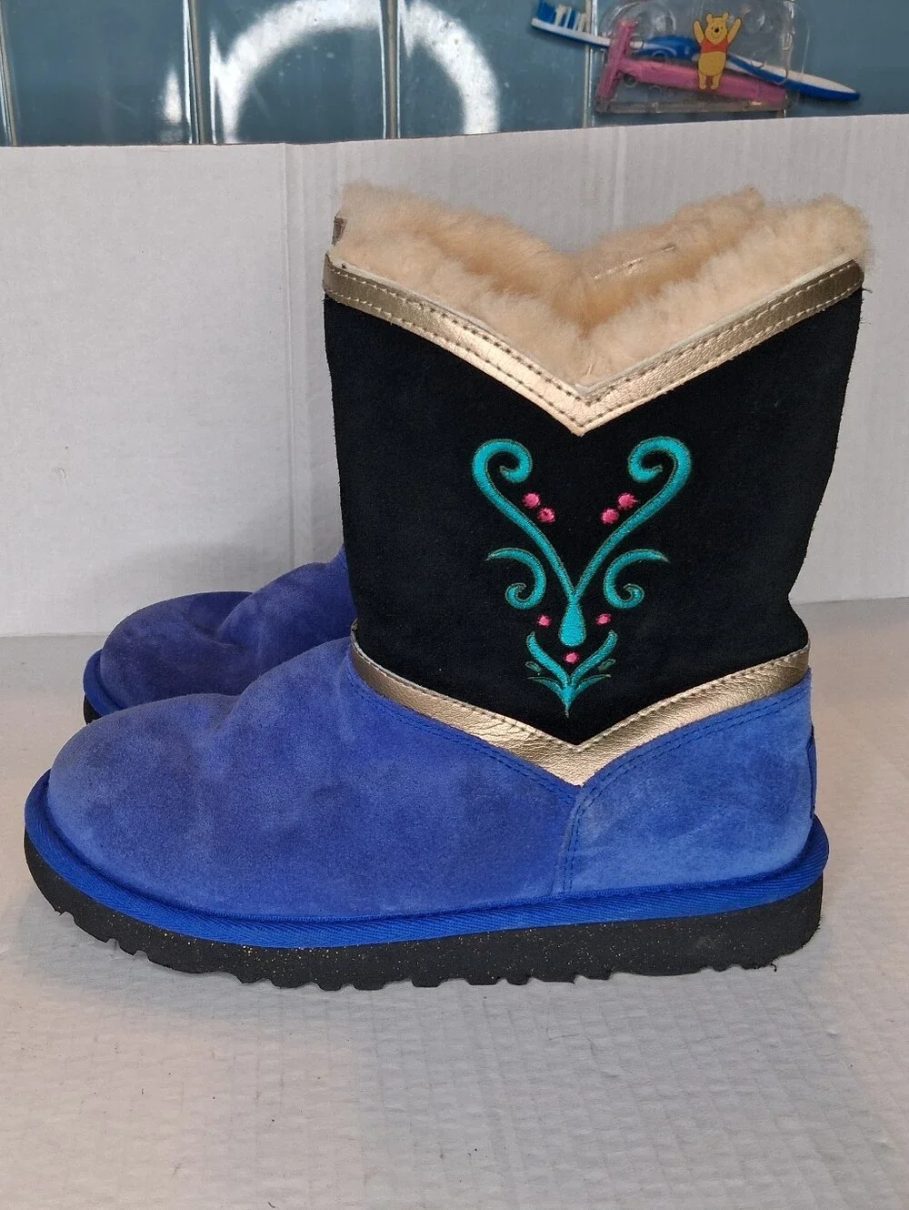 UGG x Disney Frozen Princess Anna Coronation Suede Boots Kids Size 4 Blue/Black